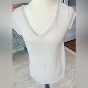 Elegant light silver t-shirt with extra shine around the neck